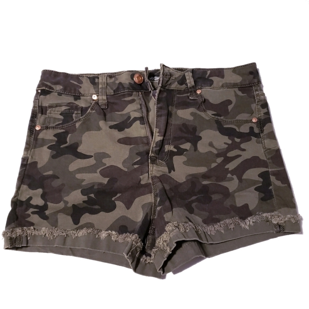 Women 9 green High rise camo shorts 🗝